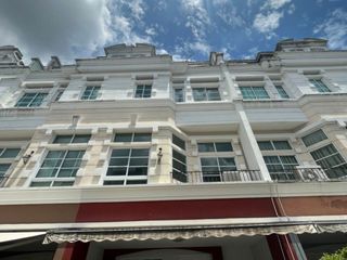 For rent 3 bedrooms townhouse in Bang Na, Bangkok