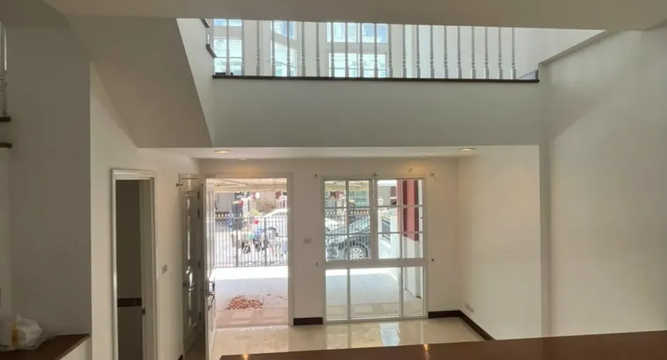 For rent 3 bedrooms townhouse in Bang Na, Bangkok