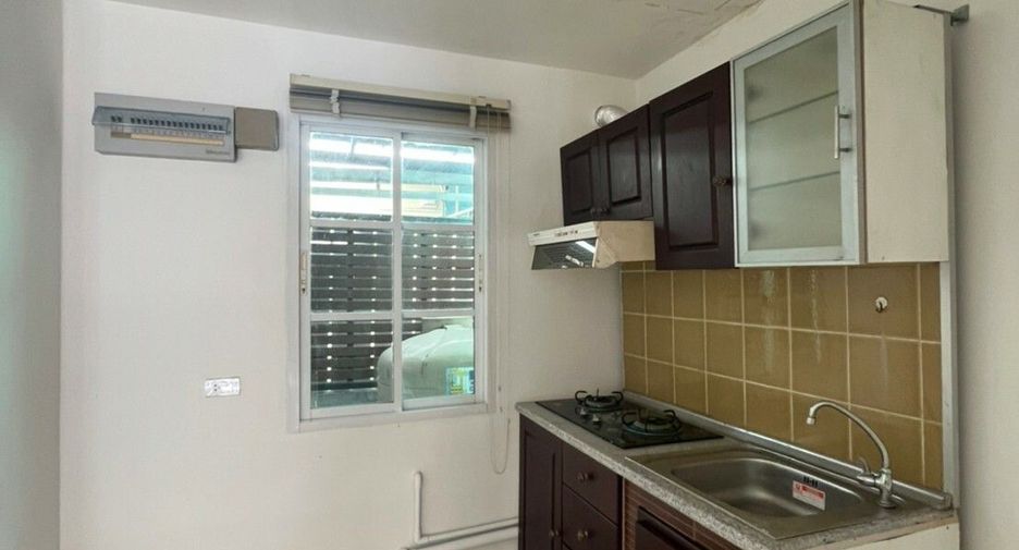 For rent 3 bedrooms townhouse in Bang Na, Bangkok