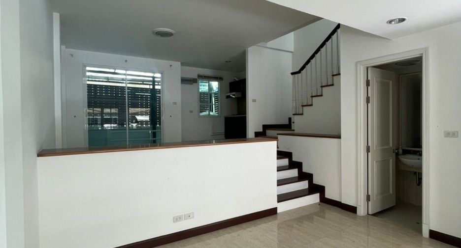 For rent 3 bedrooms townhouse in Bang Na, Bangkok