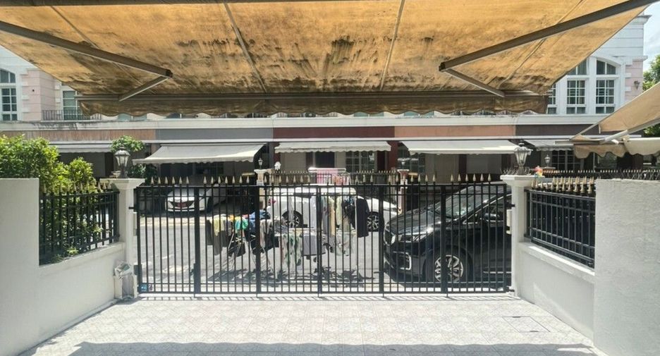 For rent 3 bedrooms townhouse in Bang Na, Bangkok