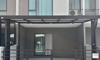 Casa adosada en alquiler de 3 habitaciones en Bang Phli, Samut Prakan