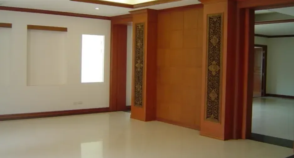 For rent 4 bedrooms house in Khlong Toei, Bangkok