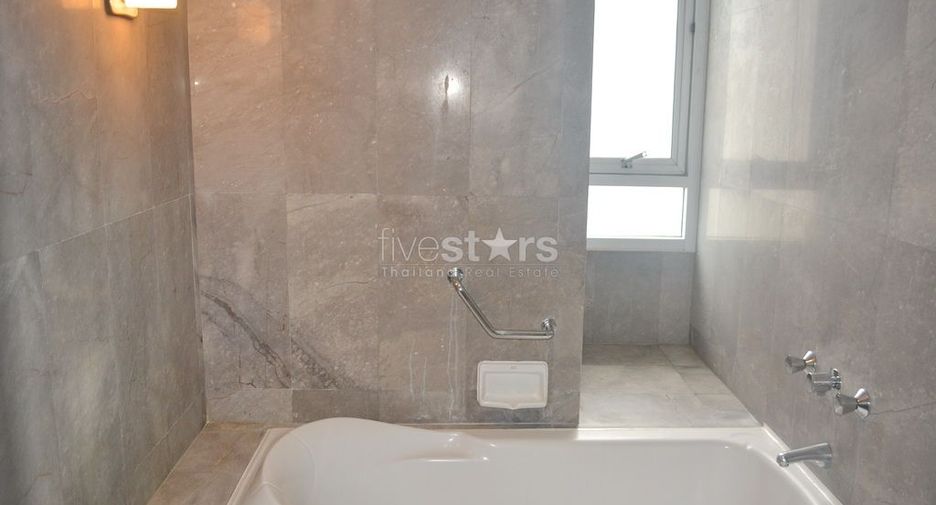 For rent 3 bedrooms condo in Khlong Toei, Bangkok