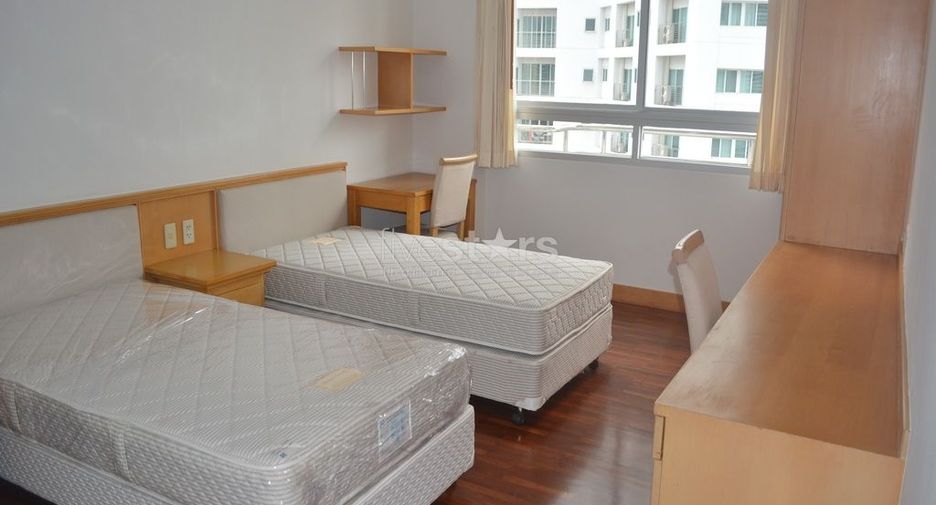 For rent 3 bedrooms condo in Khlong Toei, Bangkok