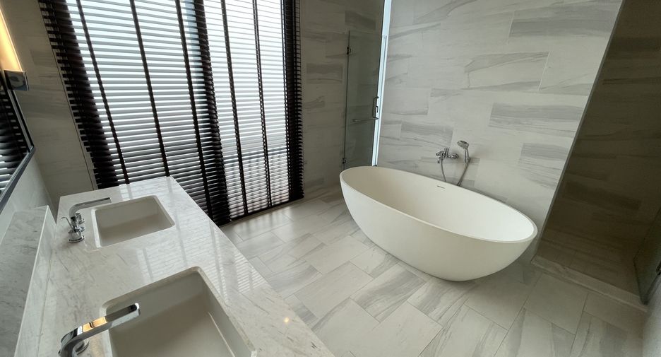 For rent 4 bedrooms townhouse in Watthana, Bangkok