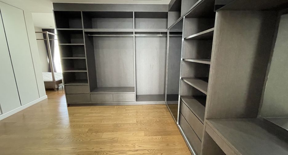 For rent 4 bedrooms townhouse in Watthana, Bangkok