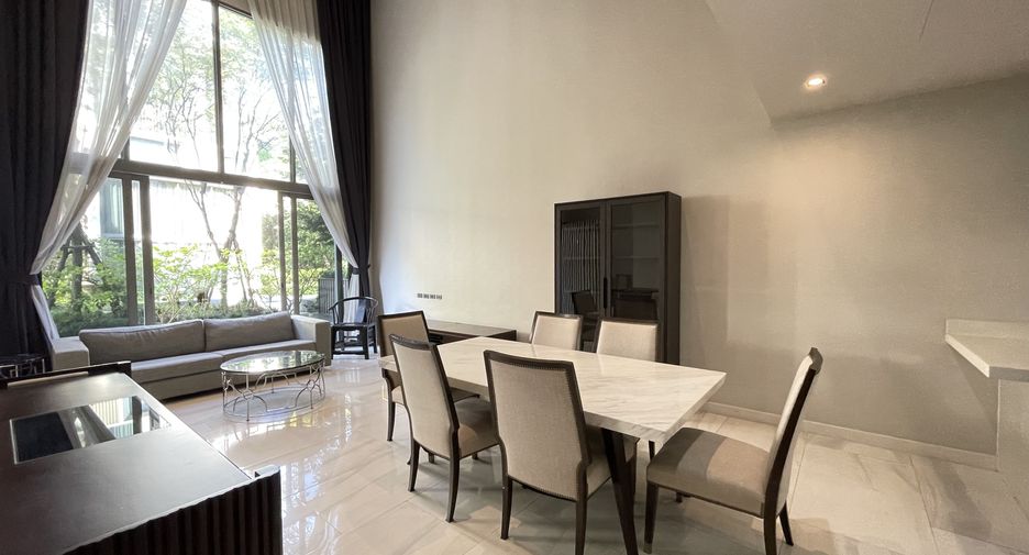 For rent 4 bedrooms townhouse in Watthana, Bangkok