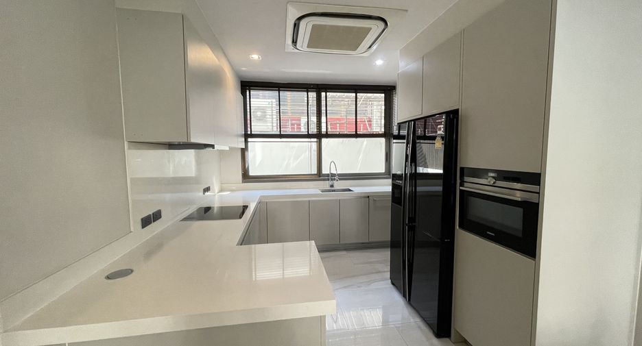 For rent 4 bedrooms townhouse in Watthana, Bangkok