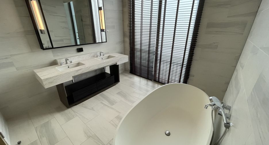 For rent 4 bedrooms townhouse in Watthana, Bangkok