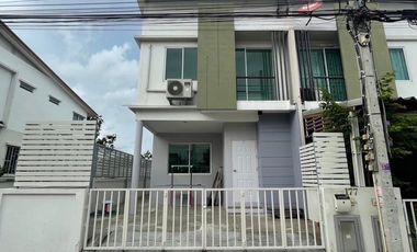 Reihenhaus zur Miete mit 3 Zimmer in Prawet, Bangkok