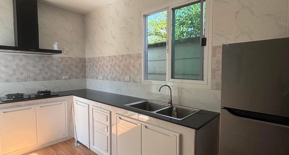 For rent 3 bedrooms townhouse in Prawet, Bangkok