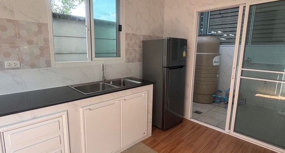 For rent 3 bedrooms townhouse in Prawet, Bangkok