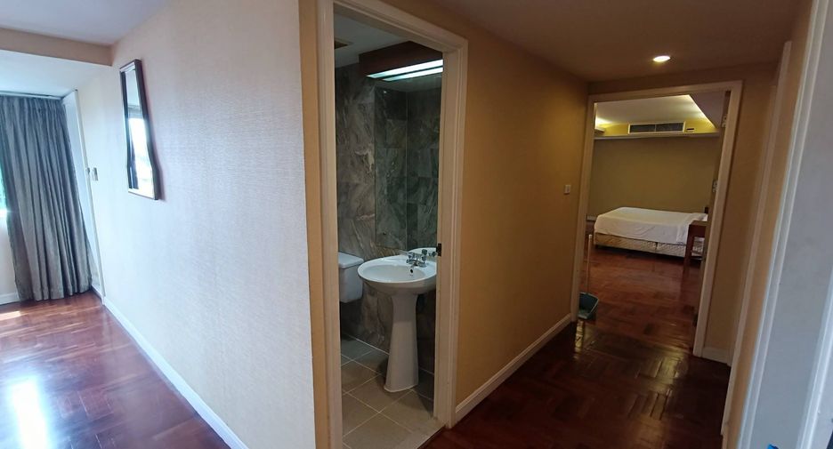 For rent 2 bedrooms apartment in Yan Nawa, Bangkok