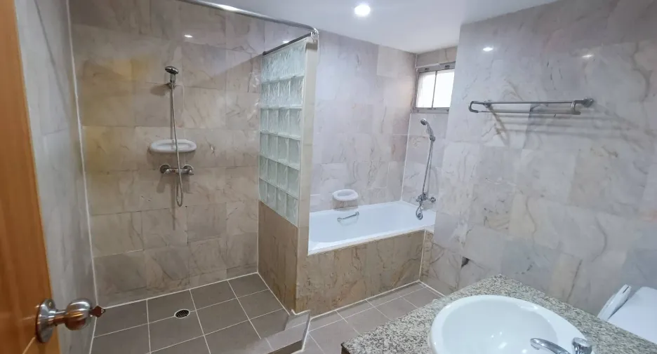 For rent 2 bedrooms apartment in Yan Nawa, Bangkok