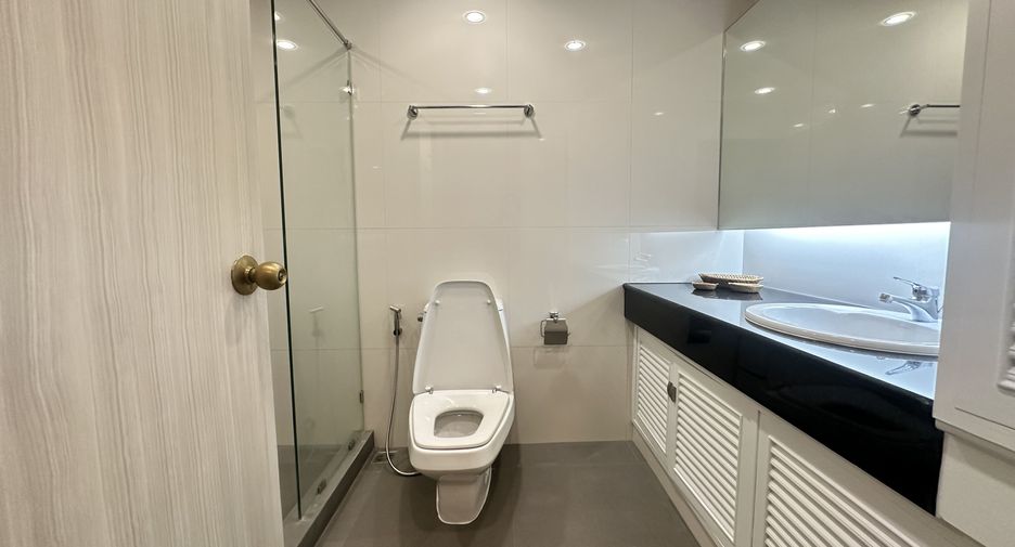 For rent 2 bedrooms apartment in Khlong Toei, Bangkok