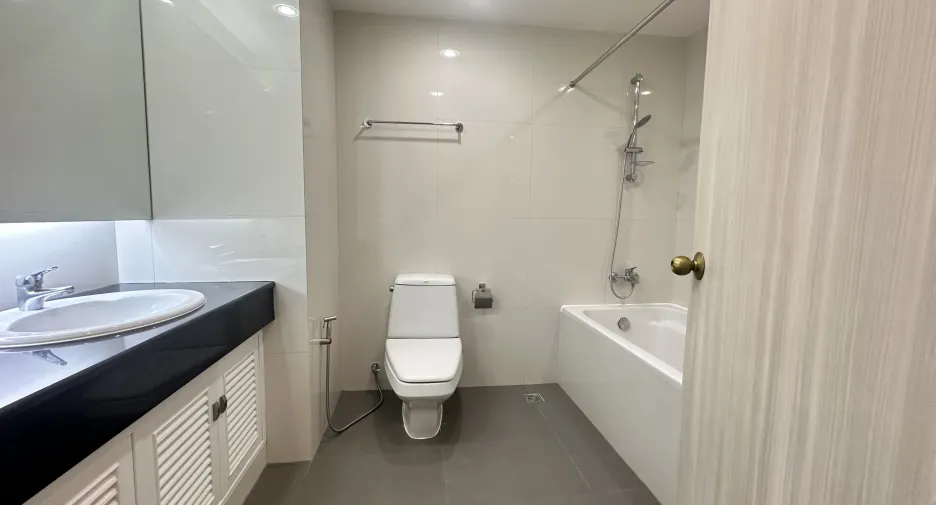 For rent 2 bedrooms apartment in Khlong Toei, Bangkok