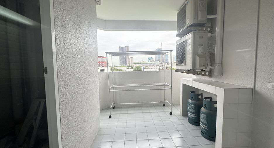 For rent 2 bedrooms apartment in Khlong Toei, Bangkok