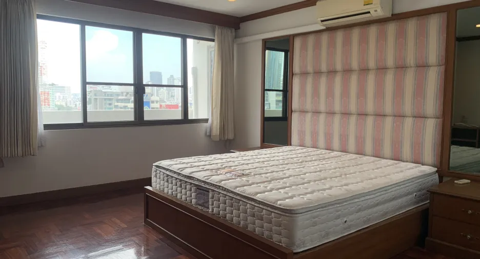 For rent 3 bedrooms condo in Khlong Toei, Bangkok