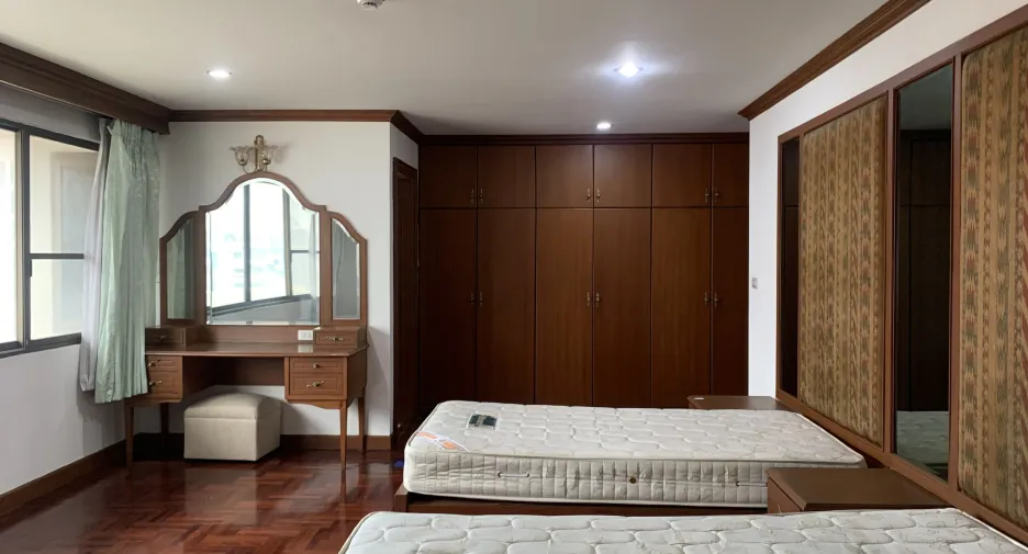 For rent 3 bedrooms condo in Khlong Toei, Bangkok