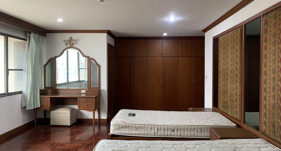 For rent 3 bedrooms condo in Khlong Toei, Bangkok