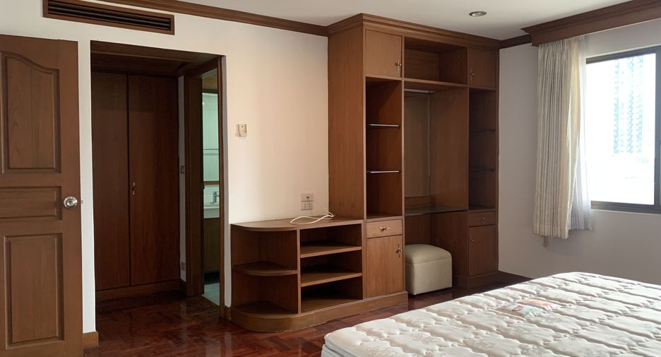 For rent 3 bedrooms condo in Khlong Toei, Bangkok