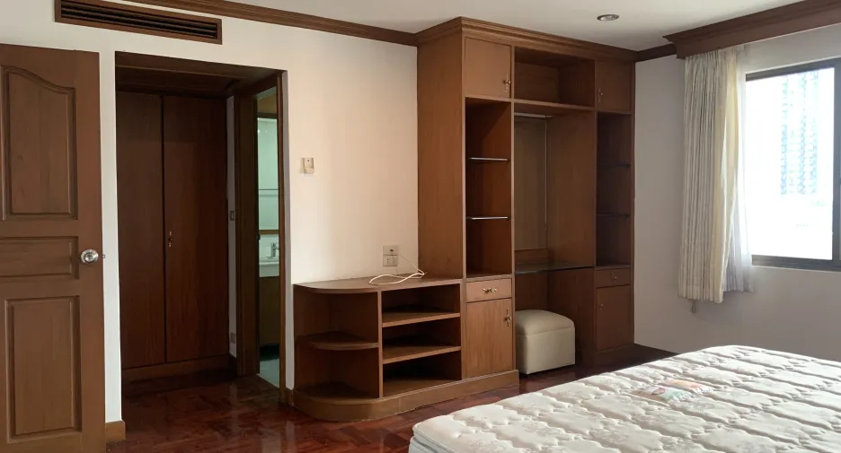 For rent 3 bedrooms condo in Khlong Toei, Bangkok