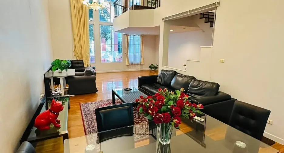 For rent 4 bedrooms townhouse in Watthana, Bangkok