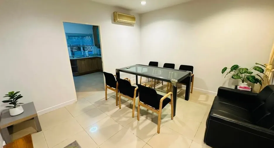 For rent 4 bedrooms townhouse in Watthana, Bangkok