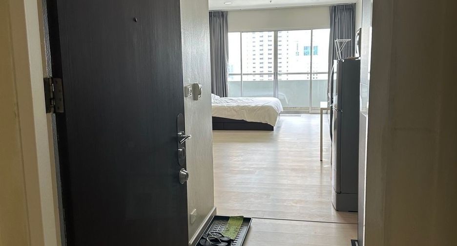 For rent studio condo in Pathum Wan, Bangkok