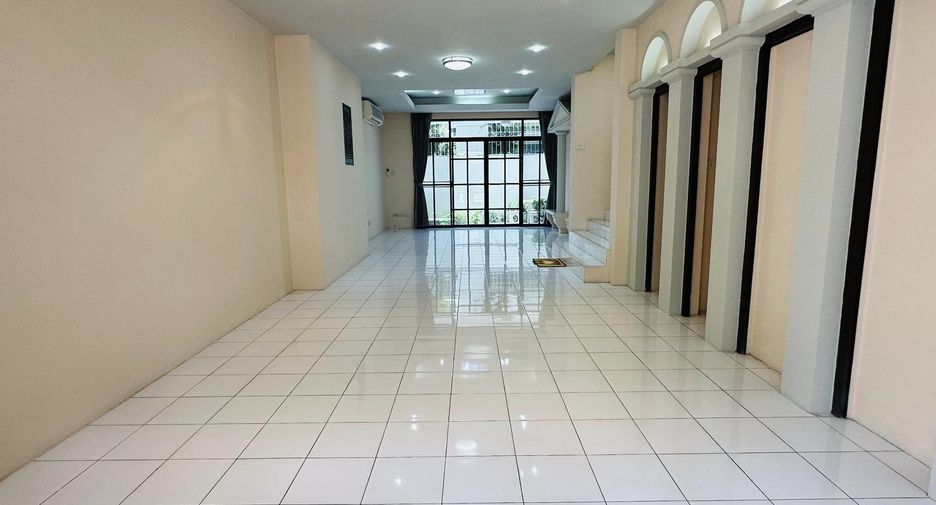 For rent 3 bedrooms townhouse in Watthana, Bangkok