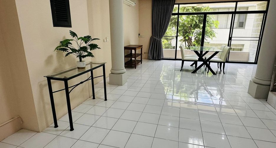 For rent 3 bedrooms townhouse in Watthana, Bangkok