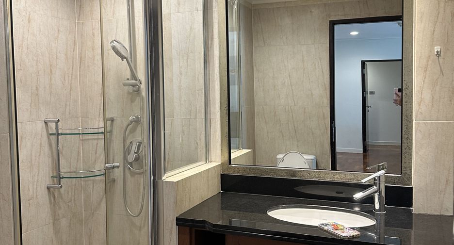 For rent 2 bedrooms condo in Pathum Wan, Bangkok