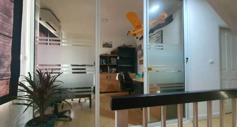 Casa adosada en alquiler de 3 habitaciones en Lat Krabang, Bangkok