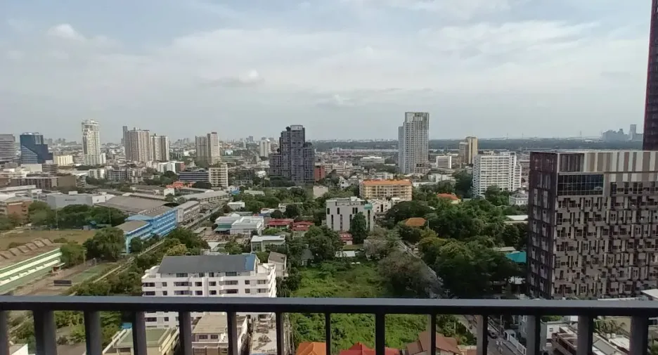 For rent 3 bedrooms condo in Khlong Toei, Bangkok