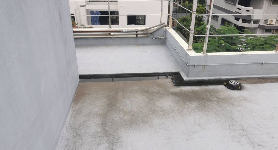 For rent 2 bedrooms retail Space in Watthana, Bangkok