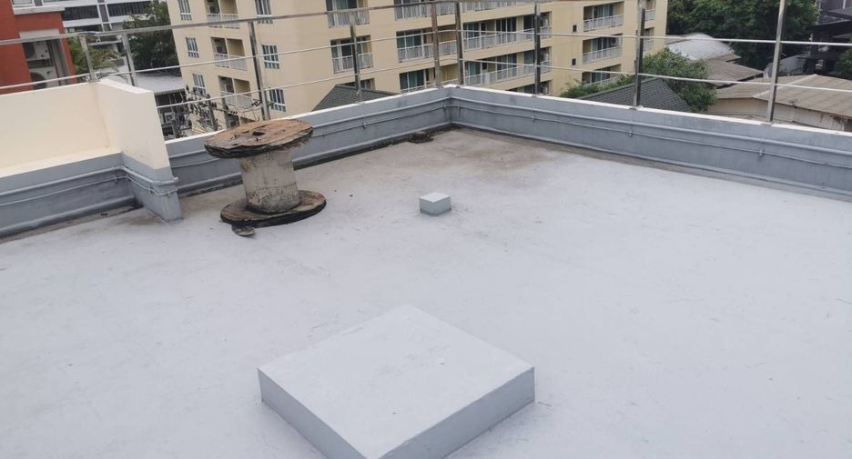For rent 2 bedrooms retail Space in Watthana, Bangkok