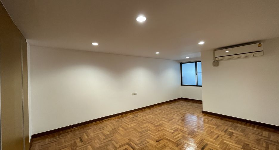 For rent 4 bedrooms apartment in Khlong Toei, Bangkok