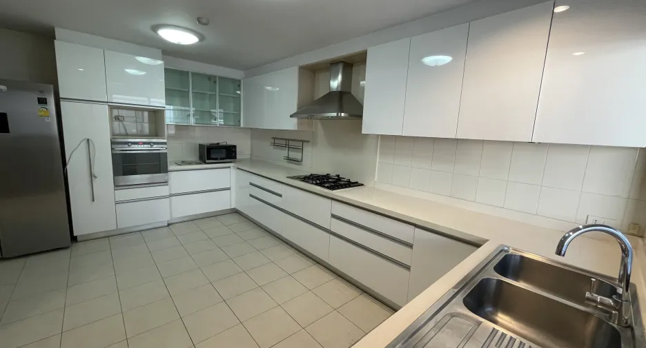 For rent 4 bedrooms apartment in Khlong Toei, Bangkok