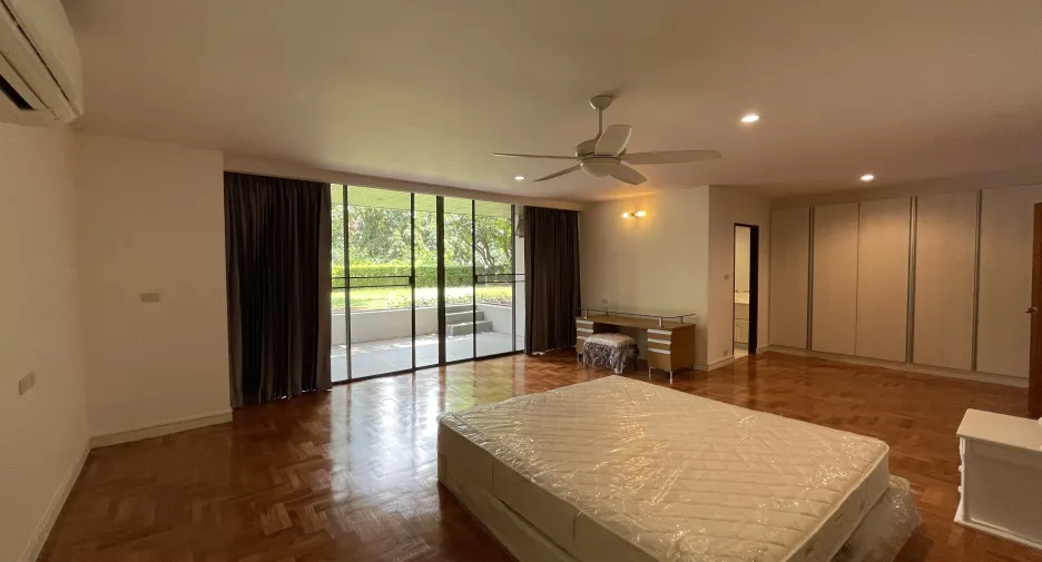 For rent 4 bedrooms apartment in Khlong Toei, Bangkok