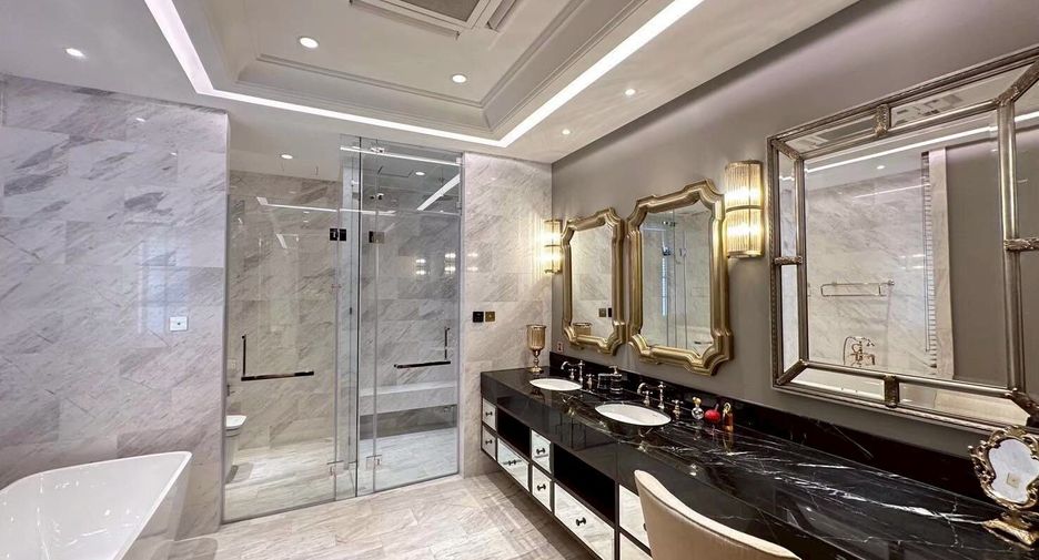 For rent 4 bedrooms house in Watthana, Bangkok