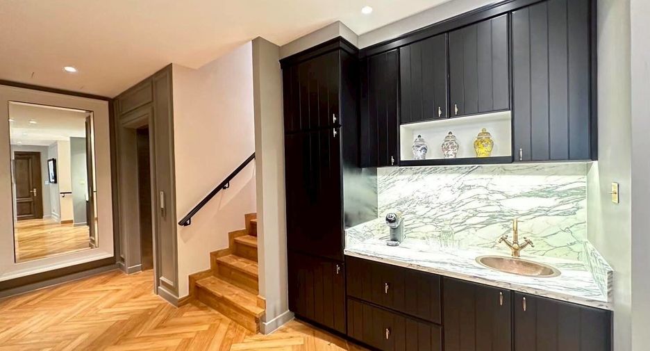 For rent 4 bedrooms house in Watthana, Bangkok