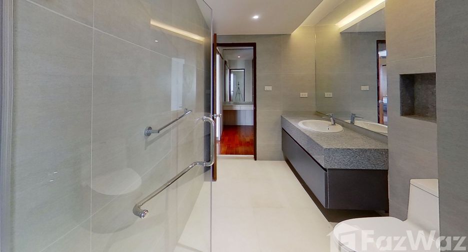 For rent 3 bedrooms condo in Khlong Toei, Bangkok