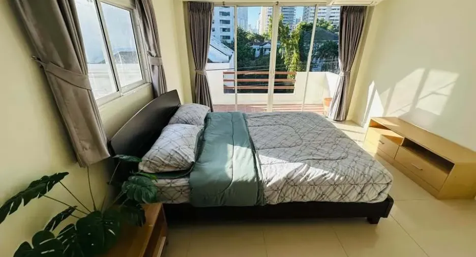 For rent 5 bedrooms house in Watthana, Bangkok