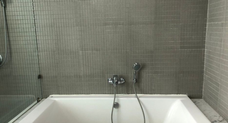 For rent 3 bedrooms apartment in Watthana, Bangkok