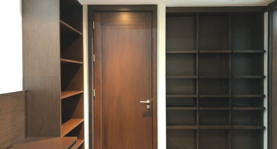 For rent 3 bedrooms apartment in Watthana, Bangkok