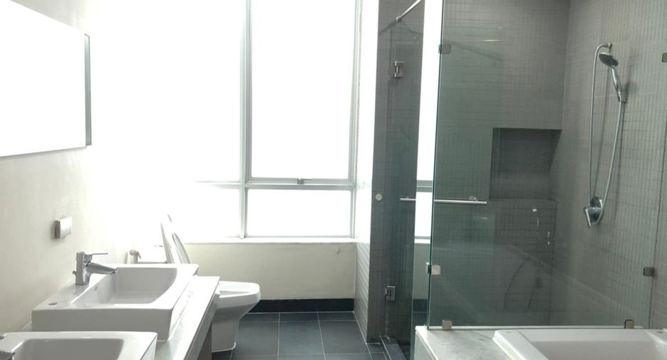 For rent 3 bedrooms apartment in Watthana, Bangkok