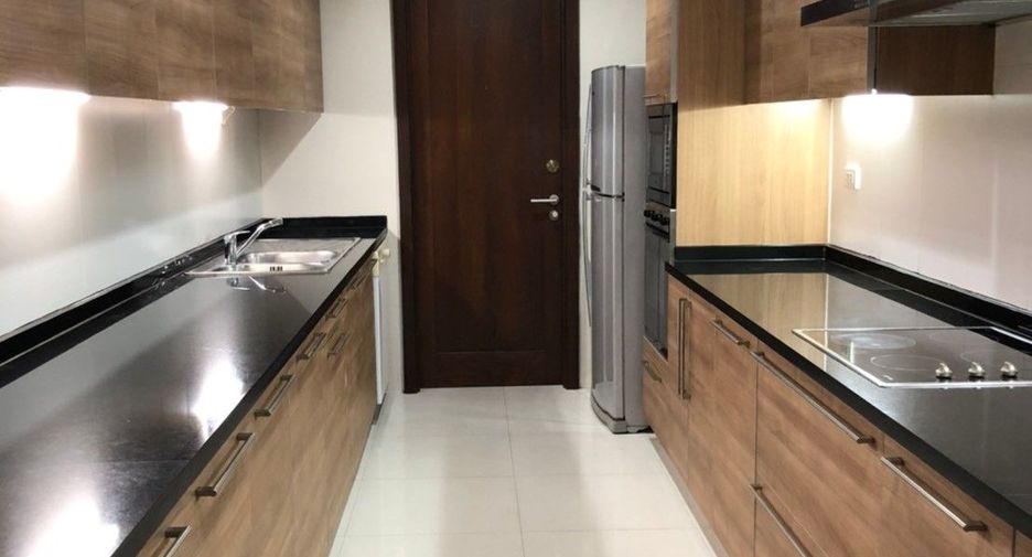 For rent 3 bedrooms apartment in Watthana, Bangkok