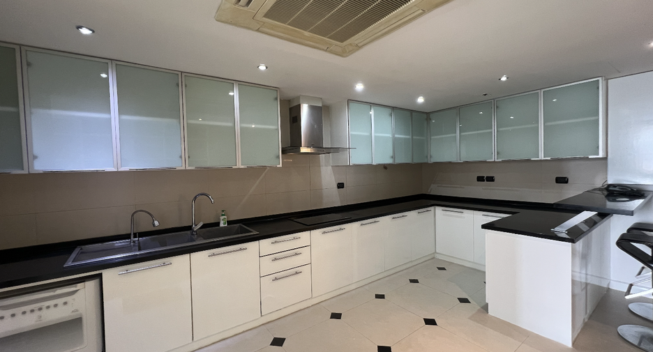 Condo en alquiler de 4 habitaciones en Watthana, Bangkok