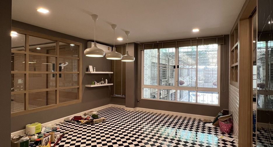 For rent 10 bedrooms townhouse in Bang Phlat, Bangkok